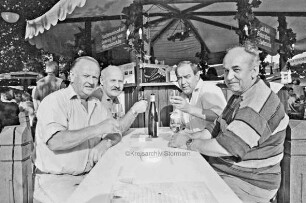 Weinfest: Live- Musik der Oberspießheimer Musikanten und der Wahl der Ahrensburger Weinkönigin: Besucher Dieter Kagel, Rerinhard Wabnitz, Holger Bahnsen, Jupp Müller