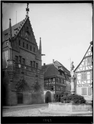 Bretten Marktplatz Hotel Krone ehemals Gasthaus Zur Krone (1601) / Marktbrunnen mit Statue vom Pfalzgrafen Friedriche II (1554)