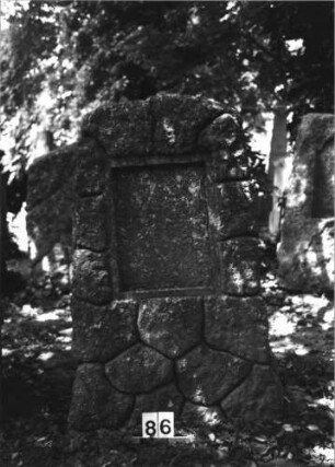 Grabstein 86 (Index: 100084949) Zustand: Schriftplatte entfernt Maße HxBxT: 130x75x35 cm Beschreibung: Stele, rustica, Schriftplatte, rechteckig: Grabstein 86