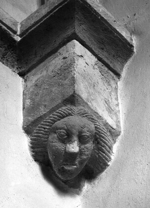 Konsolkopf : Konsolkopf (1401/1500?). Königslutter am Elm, Kirche Sankt Sebastian und Sankt Fabian, Nordostecke des südlichen Seitenschiffes