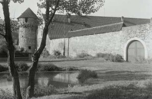 Schmalkalden, Pulverturm : Schmalkalden. Stadtbefestigung (erste Stadtmauer) mit Pulverturm und Marstall, Hoffnung 28/30. Feldseite von Nordosten (über Schlossteichausläufer)
