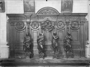 Beichtstuhl mit vier Statuen: Beständigkeit, Maria Magdalena, der verlorene Sohn, die Demut und Apostelköpfe in den Medaillons