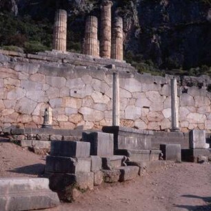 Delphi, Apollon-Heiligtum. Alkmäoniden-Mauer, Apollon-Tempel und Halle der Athener, 478 v. Chr.