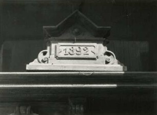 Görlitz, Theodor-Körner-Straße 7. Wohnhaus (1892). Hölzerne Tafel mit Jahreszahl über der Haustür