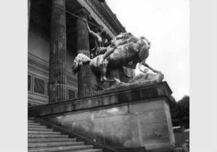 Blick auf die Amazonengruppe von August Kiss vor dem Eingangsbereich des Alten Museums