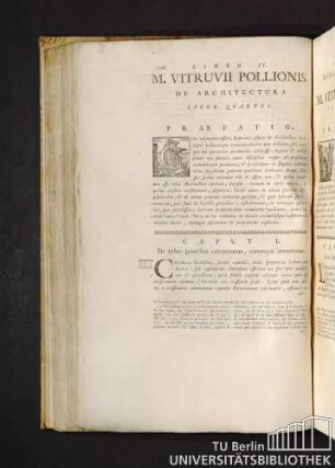 Caput I. De tribus generibus columnarum, aerumque inventione. Capitolo I. De'tre Ordini di Colonne, e loro invenzione.