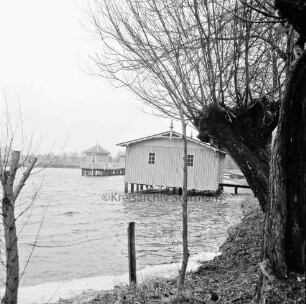 Gräberkate: Mühlenteich: rechts Bootshaus: dahinter Steg mit Pavillons: vorn Zaun und Kopfweide