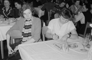 Besucherinnen einer Modenschau im Tropencafé