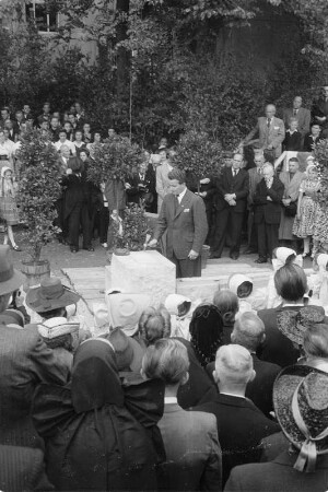 Festakt zur Grundsteinlegung für das Haus der Sorben, am 24.08.1947 in Bautzen. : Swjatočnosć połoženja zakłada Serbskemu domej, dnja 24.08.1947 w Budyšinje. Rěči Ota Wićaz.
