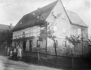 Erlau-Kleinmilkau, Wohnhaus : Erlau-Kleinmilkau. Wohnhaus der Familie Haubold an der Ecke Crossener Straße/Pflaumenallee
