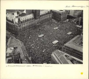 Atomwaffengegner bei einer Demonstration am 17. April 1958 vor dem Hamburger Rathaus