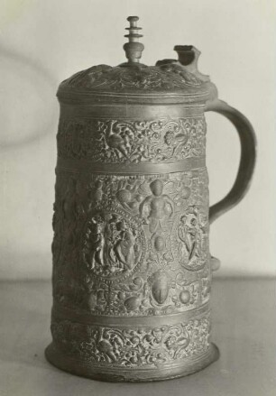 Krug mit Darstellung der Geschichte Adams und Evas und 5 Medaillons