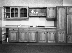 Anbauküche : Leipzig. Konsumgütermesse, 1986. Anbauküche. Holz, folienbeschichtet in Eichenholzoptik (1986; VEB Möbelkombinat Berlin (MKB))