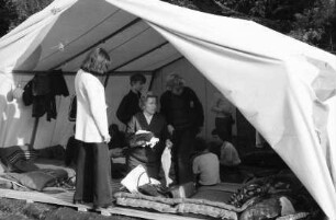 Bonndorf, Ebnet: Jugendzeltlager; Kinder und Elternbesuch im Zelt