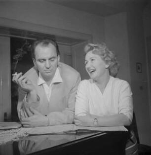 Porträt des Komponisten Dr. Gerhard Becker und der Sängerin Ursula Maury : Porträt von Gerhard Becker und Ursula Maury am Klavier
