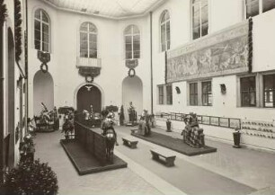 Johanneum, Historisches Museum. Turnierausstellung im Lichthof : Johanneum, Lichthof. Historisches Museum. Paillenrennen um 1590 (links) und Scharfrennen um 1560 (rechts)