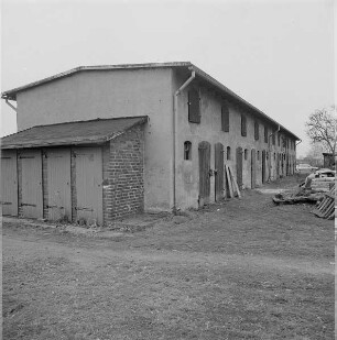 Gehöft. Stallgebäude mit Außentoiletten