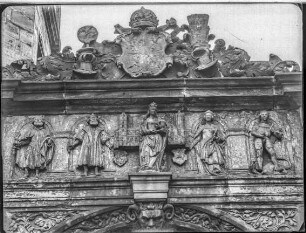 Alte Hofhaltung: Portalbekrönung