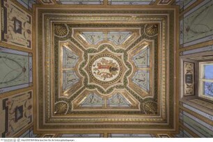 Dekoration der Decken, Decke mit Falconieri-Sacchetti-Wappen im Scheitel