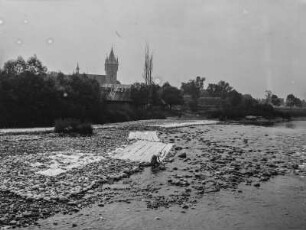 Stadt am Fluss : Eine slavische Stadt mit Kirche an einem Fluss. Eine Frau beim Waschen der Wäsche