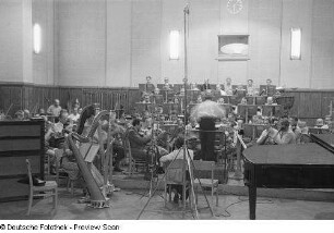 Orchesterprobe mit dem kubanischen Dirigenten Enrique González Mántici