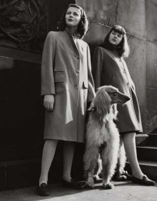 Modeaufnahme, Modelle Virginia Mc. Culloch und Caroline Carles mit Afghane (Harper's Bazaar)