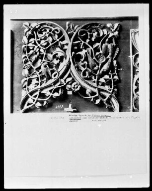 Ornament aus durchbrochenem Rankenwerk und Vögeln