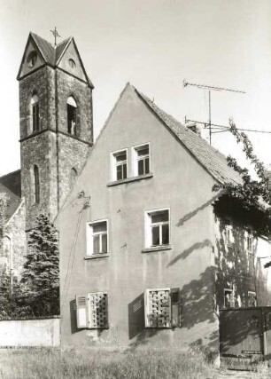 Breunsdorf. Gehöft, Nr. 43 (1801/1900). Straßenansicht des Wohnhauses mit Turm der Dorfkirche (1883). Zustand nach Freizug für Kohleabbau