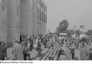 Besucher vor dem Eingang zum sowjetischen Pavillon, Herbstmesse 1953