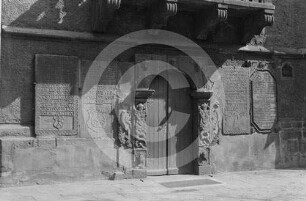 Portal und Grabsteine an der katholischen Pfarrkirche Hirschberg