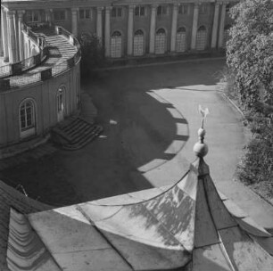 Dresden-Pillnitz. Schloss Pillnitz. Blick vom Dach des Neuen Palais auf Hof und Wasserpalais