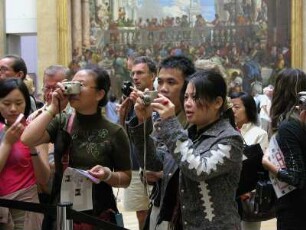 Museum Louvre, Besucher fotografieren vor dem Bild der Mona Lisa