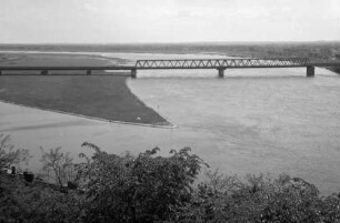 Lauenburg: Elbe und Elbbrücke, dahinter Zonengrenze