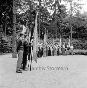 Tag der Deutschen Einheit: Feierstunde: Naturbühne: Bürgerpark: Jugend und Vertreter der Landsmannschaften mit Fahnen, im Halbrund, 17. Juni 1960