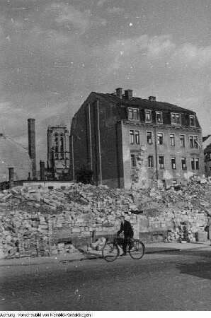 Dresden, Hechtviertel. Von den Kriegsschäden beräumte Straßen, 1945 (Hechtstraße 42b, Hinterhaus von der Hechtstraße/Ecke Seitenstraße aus in Richtung Ruine der St. Pauli-Kirche)
