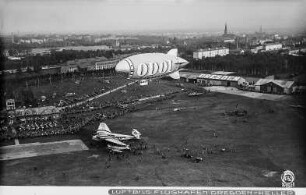 Dresden. Flugplatz Dresden-Heller mit Kleinluftschiff D-PN 30 als Reklameträger für Odol-Zahnpasta in geringer Höhe. Luftbild-Schrägaufnahme