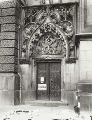 Leipzig, Paulinerkirche. Portal der Ostfassade, 1897 : Leipzig, Paulinerkirche (1240 geweiht, nach 1485 erweitert, Chor 1519-1521, Umbau 1710-1712, 1897-1899; A. Roßbach). Portal der Ostfassade (1897; A. Roßbach) (Kreuzblume Kriegsverlust)