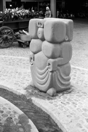 Freiburg: Neue Brunnenfiguren, die Pissende, vor Hertie