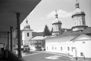 Secu: Kloster, Klostergang und Kirche