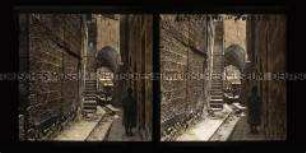 Blick in eine alte Gasse mit Passanten, Nazareth