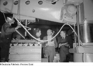 Vorführung einer Werkzeugmaschine auf der Leipziger Herbstmesse 1954