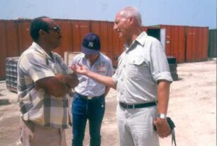 St. Maarten. Flughafenerweiterungsbau. Ingenieur Vollstädt bei einer Besprechung mit dem Supervisor der Vertragsbaufirma