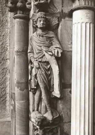 Goldene Pforte : Goldene Pforte. Grillenburger Sandstein (um 1230). Prophet Daniel vom westlichen Gewände. Freiberg, Dom