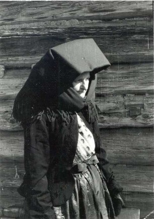 Winterliche Kirchgangstracht aus Burg : Kleidung - niedersorbische Tracht. Ort: Bórkowy / Burg-Spreewald. Kirchgangstracht für den Winter. (vor dem Zweiten Weltkrieg)