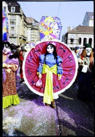 Basel: Puppe im Reifrock