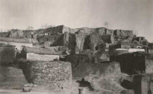 Provinz Shanxi, China. Typisches Höhlendorf im Lößgebiet (Lössplateau), Wohnhöhlen mit gemauerten Fassaden als Zugang