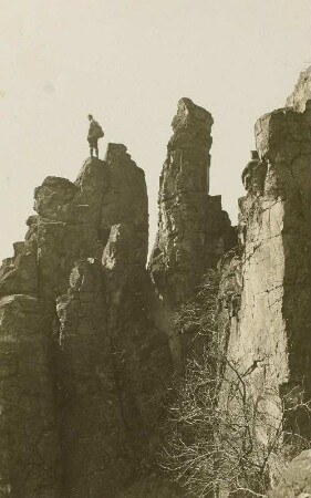 Böhmisches Mittelgebirge. Klettern am Borschen (538 m). Ansicht mit Bergsteiger