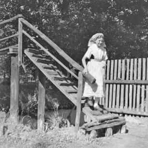 Mädchen Gerda Konzack in Spreewälder Sonntagstracht in Leipe. : Holca Gerda Konzack w Błótowskej njedźelskej drasće w Lipjem.