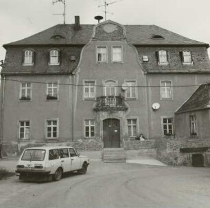 Lengenfeld-Plohn, Plohner Hauptstraße 9/11. Rittergut Plohn (nach 1804). Herrenhaus. Hoffront