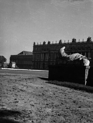 Schloss Versailles : Blick auf die Front des Schlosses Versailles und den davor liegenden Garten